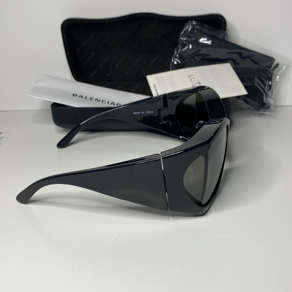 This butterfly Balenciaga sunglass BB0154s black frame with grey lenses. - Picture 9 of 14